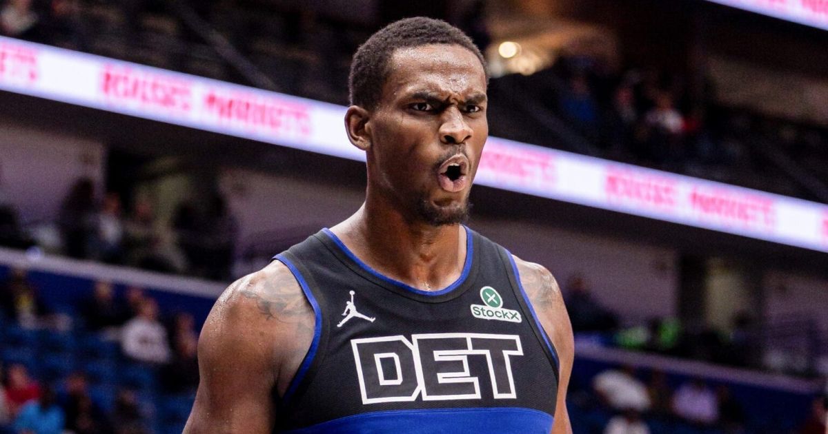 Jalen Duren em lance durante jogo da NBA