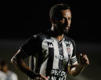Aos 45 anos, Nenê negocia compra da SAF de clube em que atua como jogador
