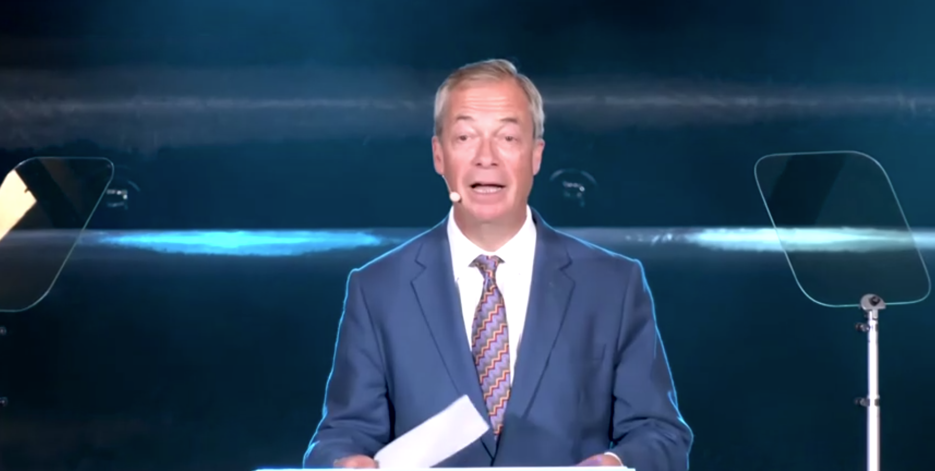 O líder do partido britânico Reform UK, Nigel Farage, falando em coletiva de imprensa