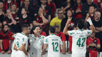 Palmeiras supera expulsão, vence Athletico-PR e dorme líder do Brasileirão