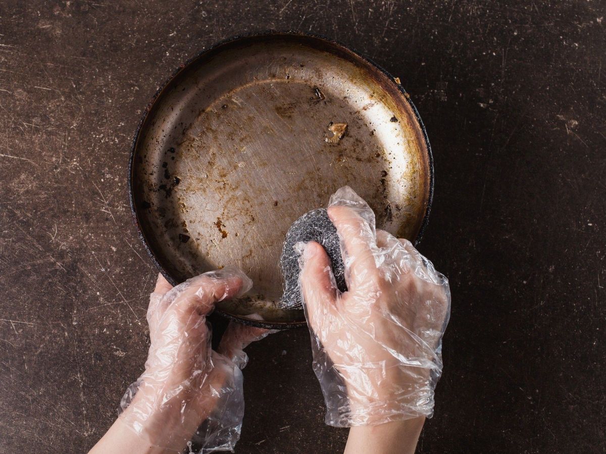 Panela queimada e assadeira engordurada: como limpar sem riscar