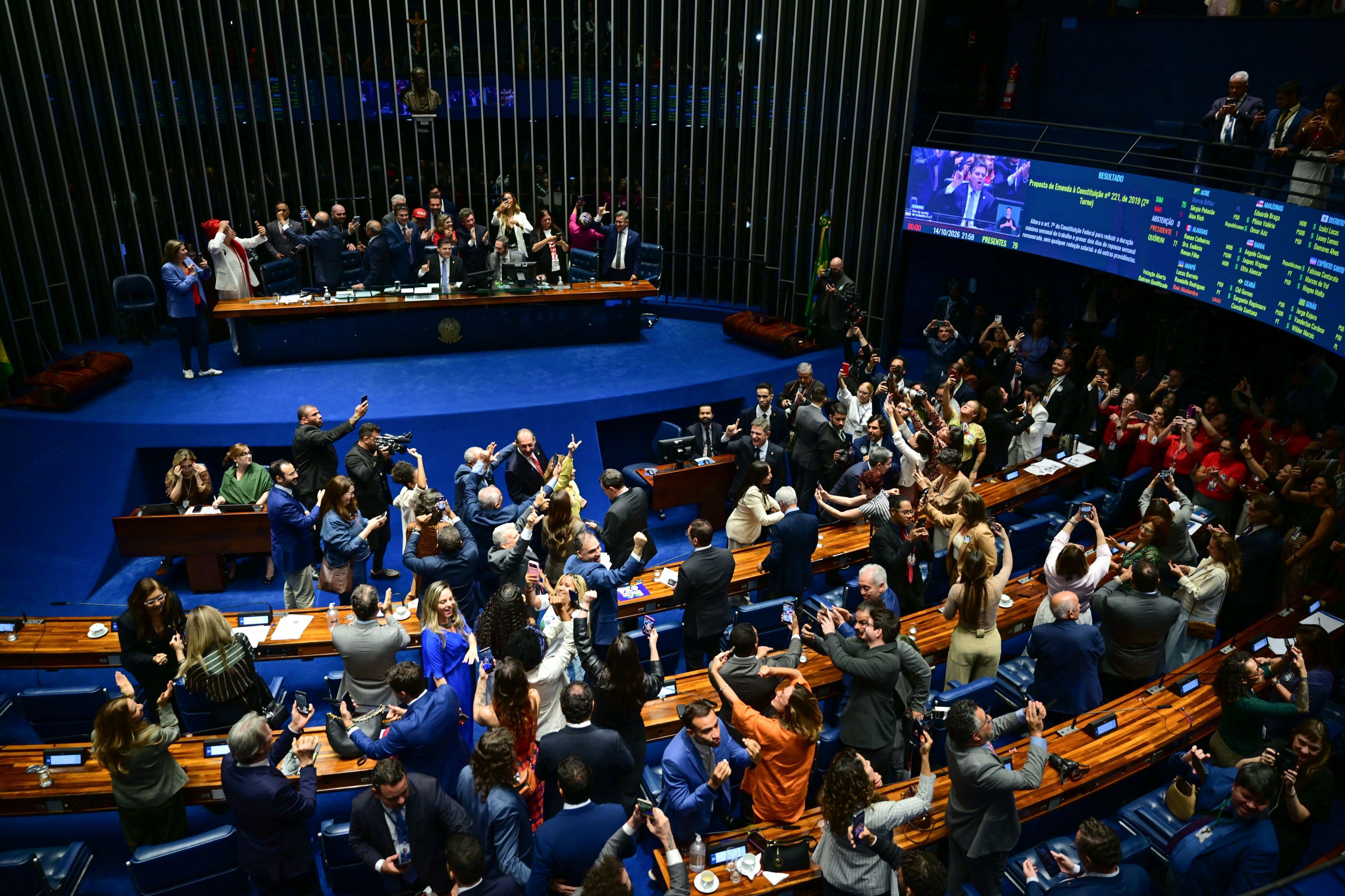 Plenário do Senado Federal durante sessão deliberativa ordinária em 14 de outubro de 2026. Na pauta, quinta e última sessão de discussão e votação, em primeiro turno, da proposta de emenda à Constituição que acaba com a escala 6x1 - seis dias de trabalho e um de repouso ( PEC 221/2019).