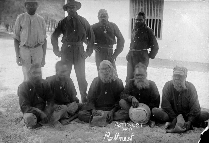 A ilha funcionou como prisão para meninos e homens indígenas durante 93 anos. Na foto: um grupo de prisioneiros aborígenes não identificados em Rottnest, por volta de 1920 • Reprodução/State Library of Western Australia
