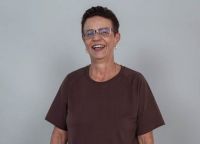 Professora de 72 anos prepara profissionais após recomeçar carreira aos 50