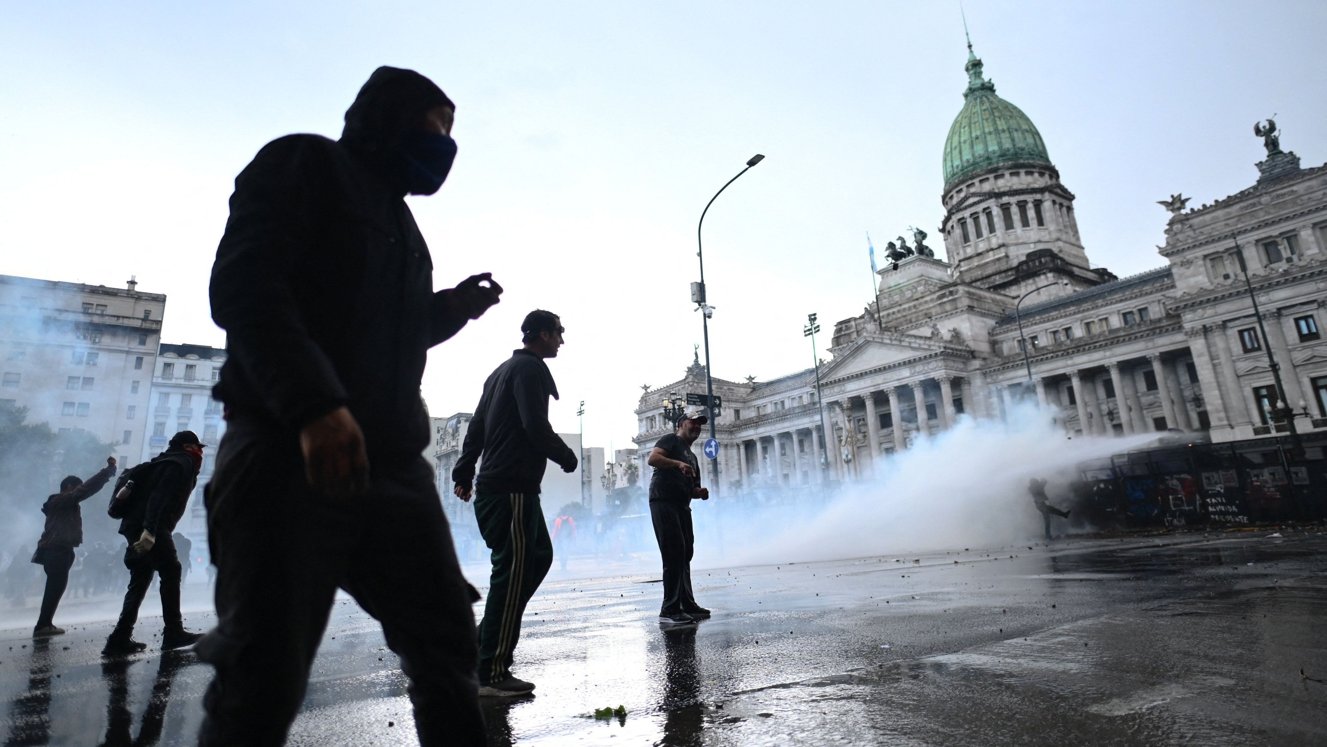 Manifestantes protestam em apoio à comunidade universitária argentina, exigindo mais recursos, renda digna para o setor e contra o governo do presidente Javier Milei, em Buenos Aires