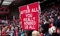 Torcida do Liverpool provoca City após punição por regras financeiras