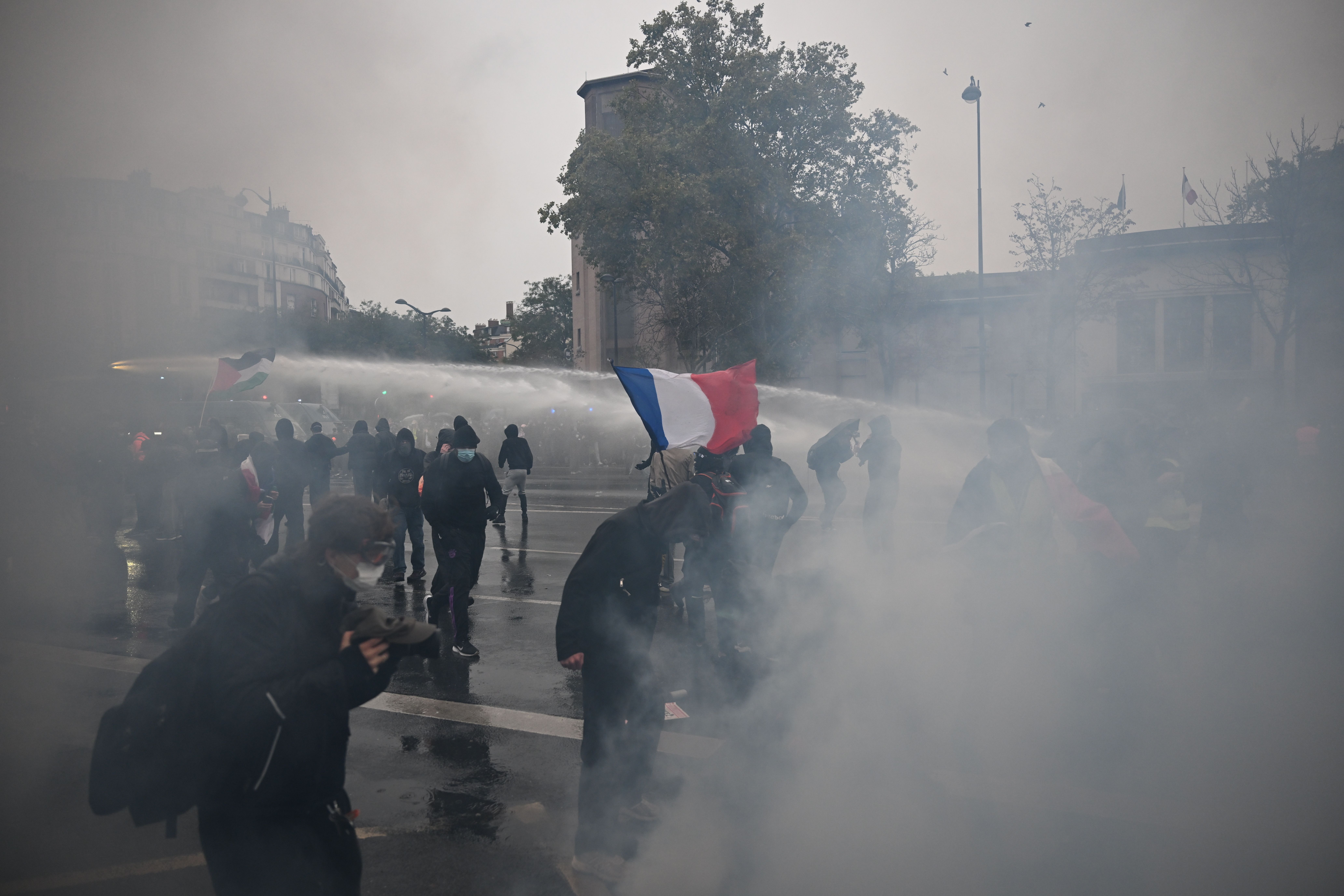 França tem violência em Paris e Marselha após protestos pacíficos no país