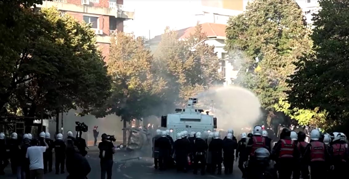 "Vai piorar", diz manifestante no sexto dia de confrontos violentos na Albânia