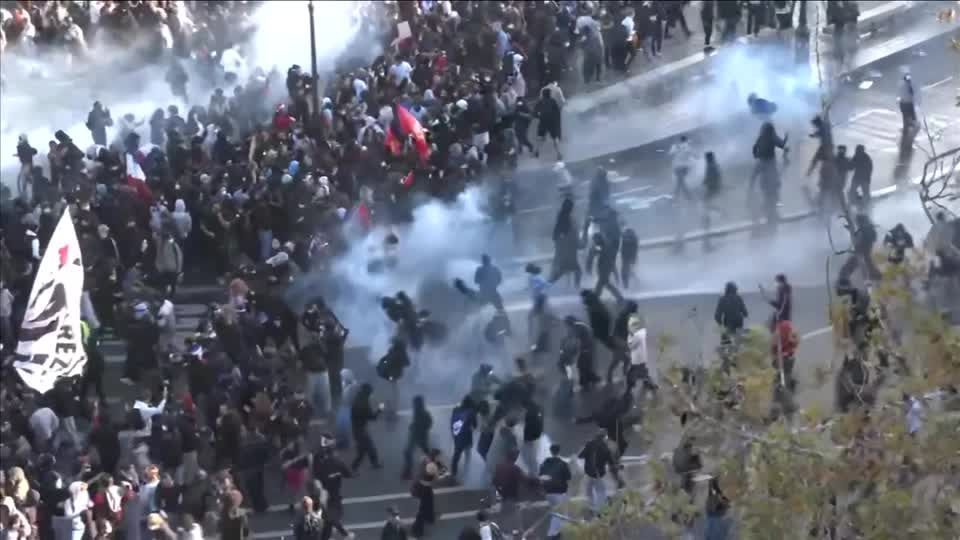 Estudantes franceses mantêm protestos apesar de promessa de ação do governo