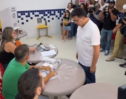 Rafael Fonteles votou no Colégio Madre Savina • Instagram/Redes Sociais/Rafael Fonteles