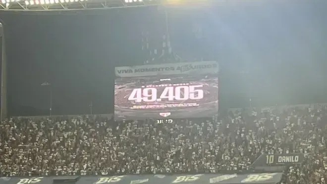 Imagem de destaque do post: São Paulo bate recorde de público no futebol feminino contra o Corinthians