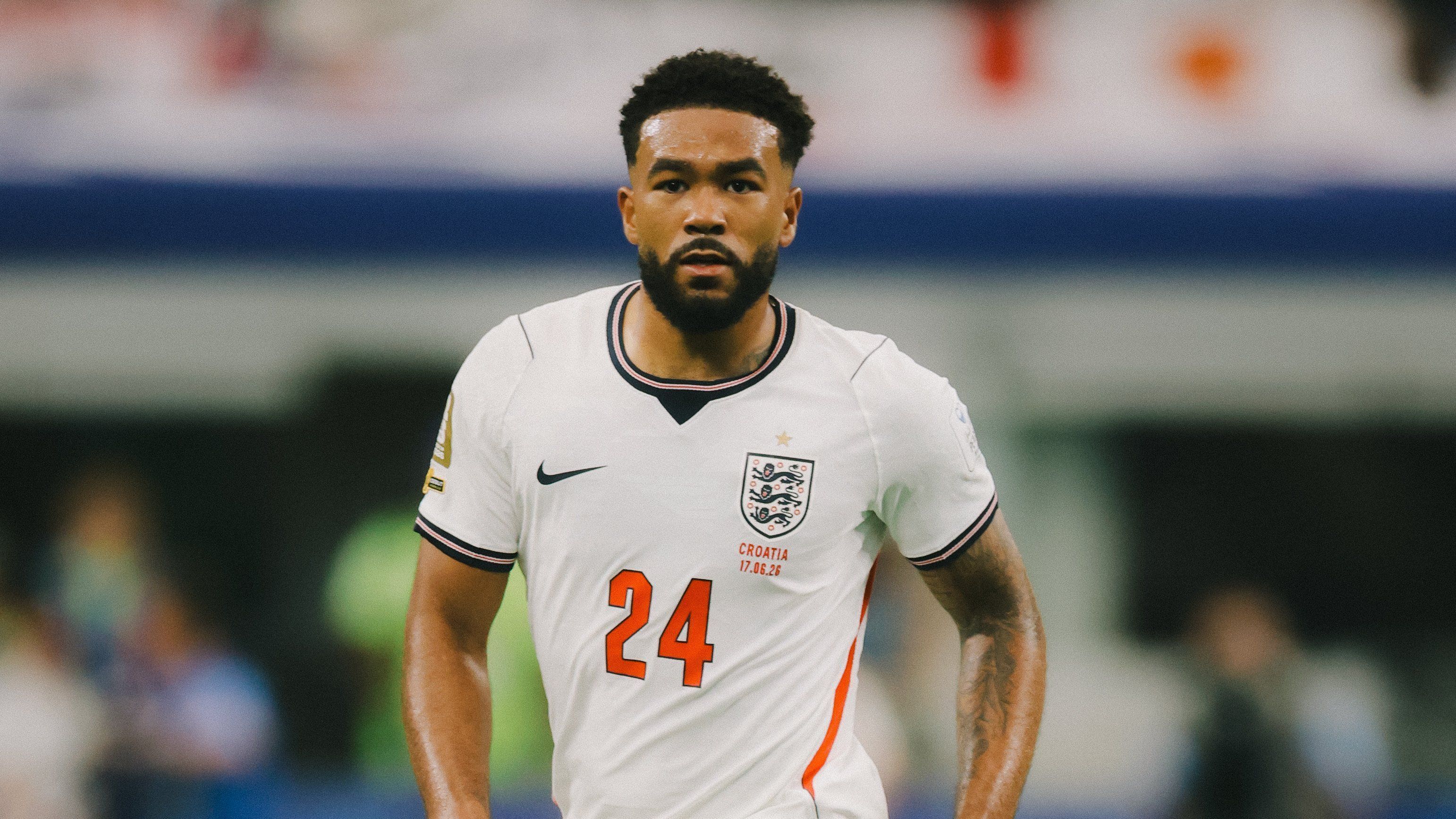 Defensor do Chelsea e da Inglaterra passa por cirurgia no joelho