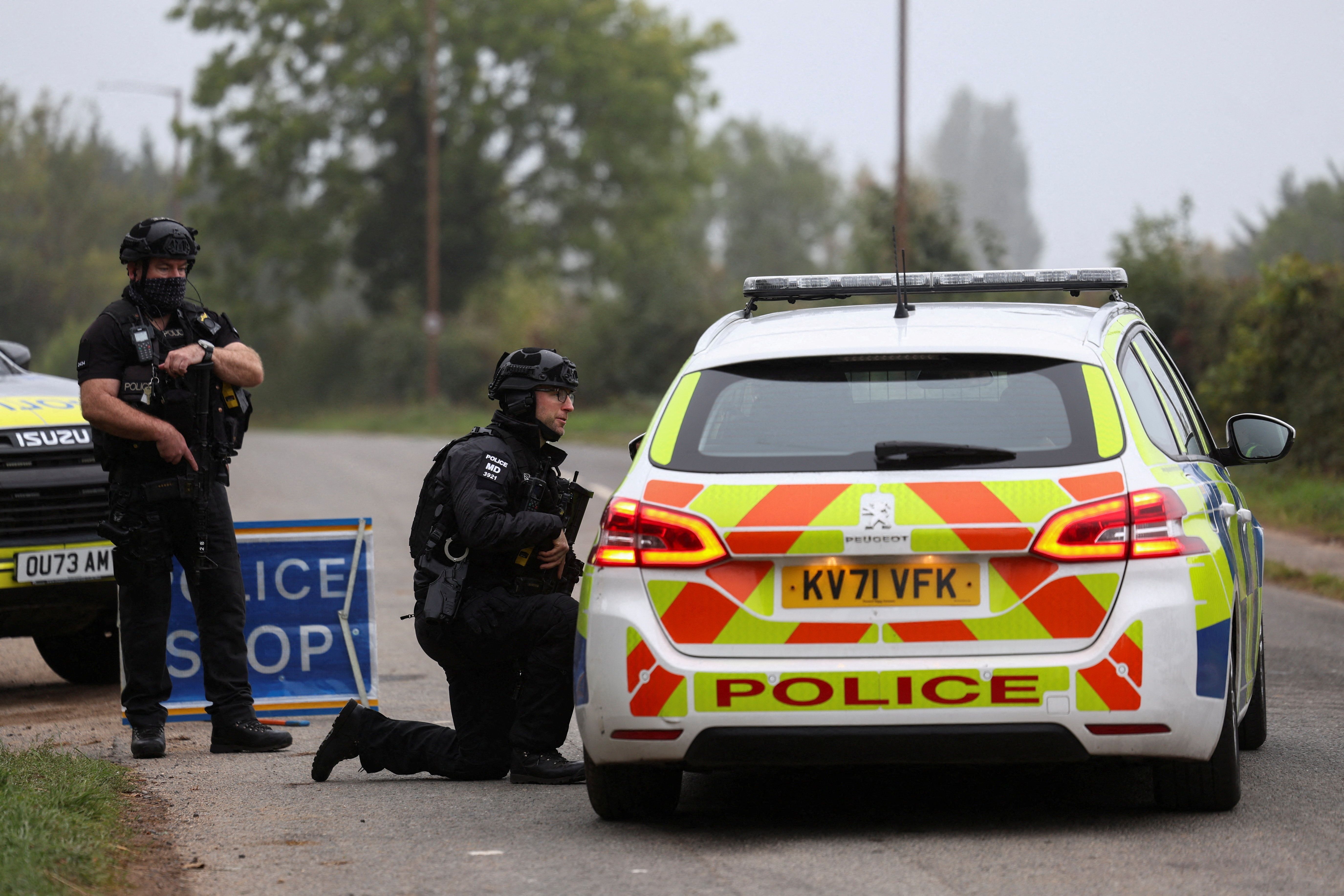 Policiais em bloqueios de estrada perto da base aérea da RAF Fairford, Gloucestershire, Reino Unido