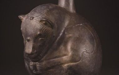 Vaso cerâmico antropomórfico representando um cão pelado peruano, proveniente do mausoléu da elite de Castillo de Huarmey