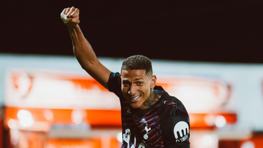 Richarlison comemora gol contra o Cheltenham Town, da quarta divisão da Inglaterra