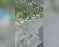 Vídeo: Rio transborda no Nepal e leva rastro de destruição
