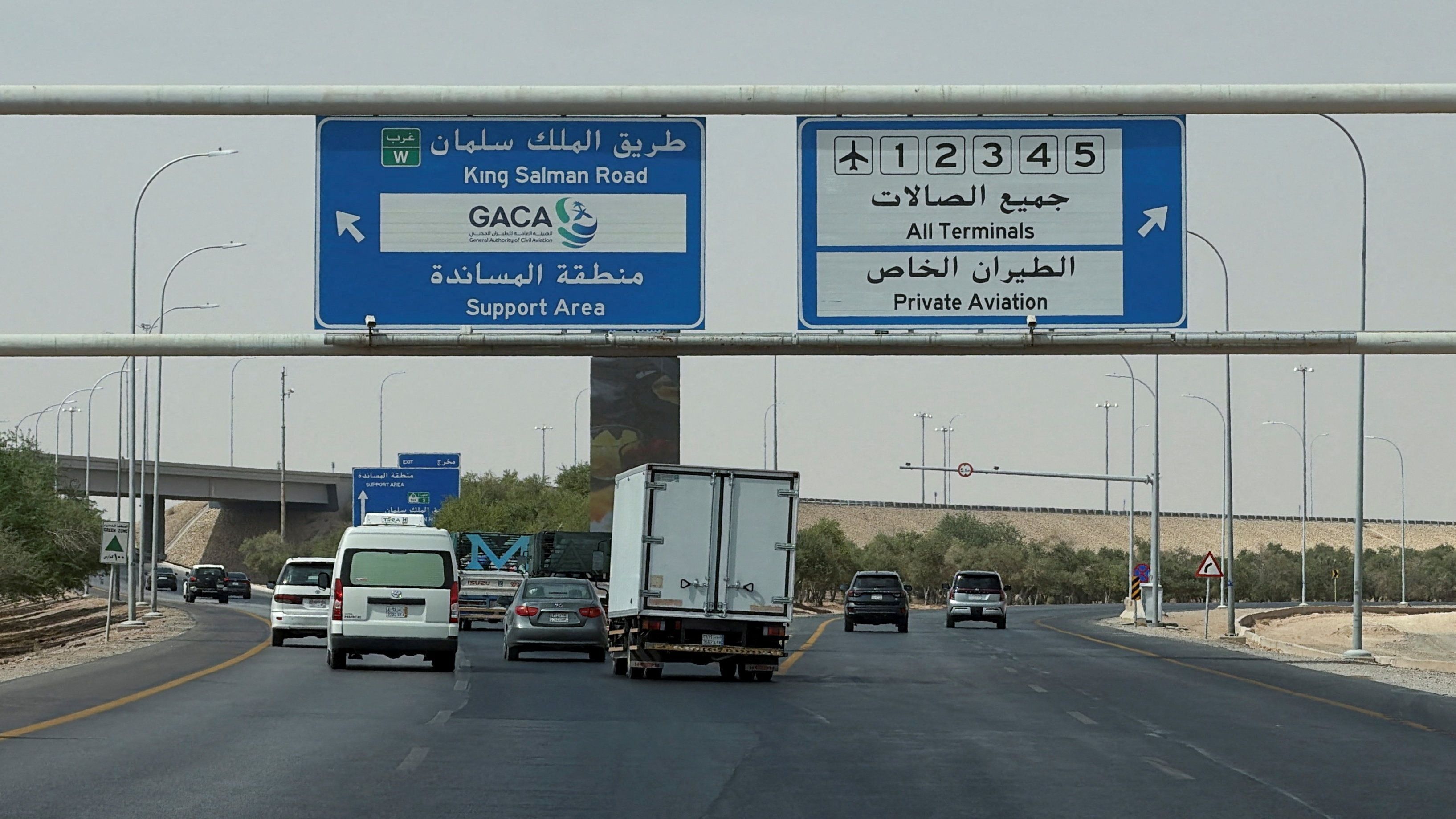 Vista geral da rodovia que leva ao Aeroporto Internacional Rei Khalid, em Riad, na Arábia Saudita 12 de outubro de 2026 Foto tirada com um celular.