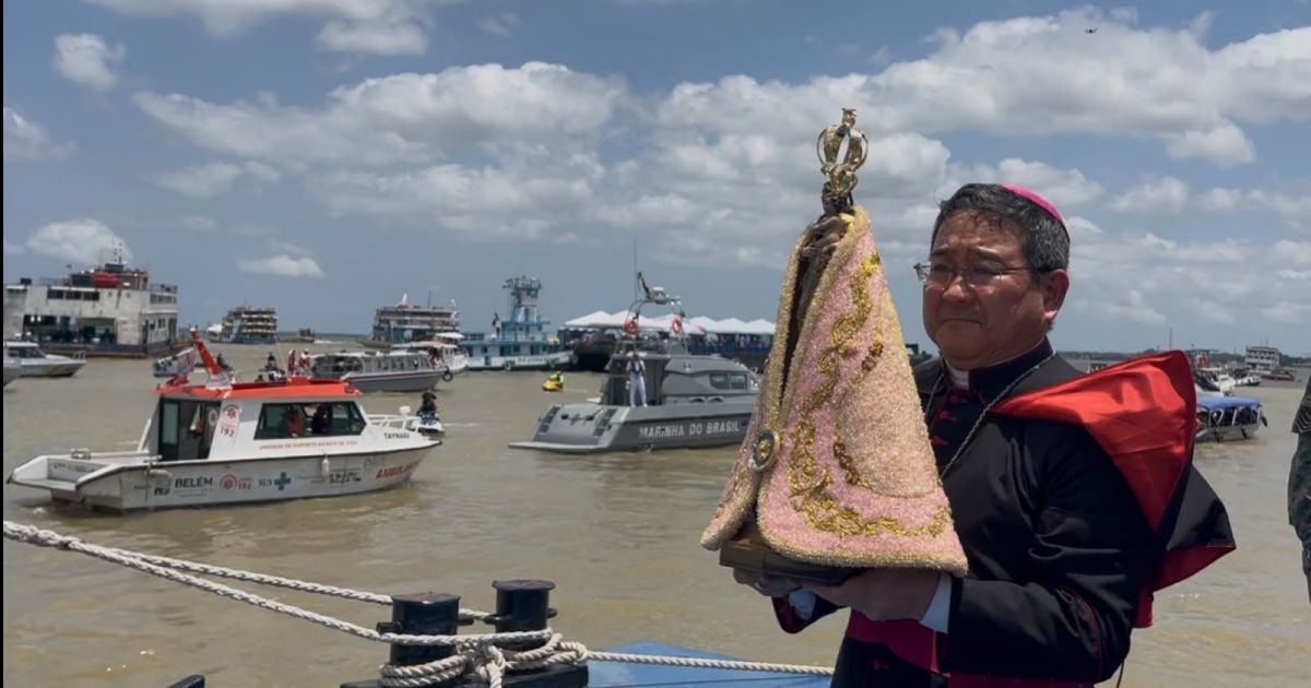 Círio Fluvial leva milhares de fiéis às águas de Belém