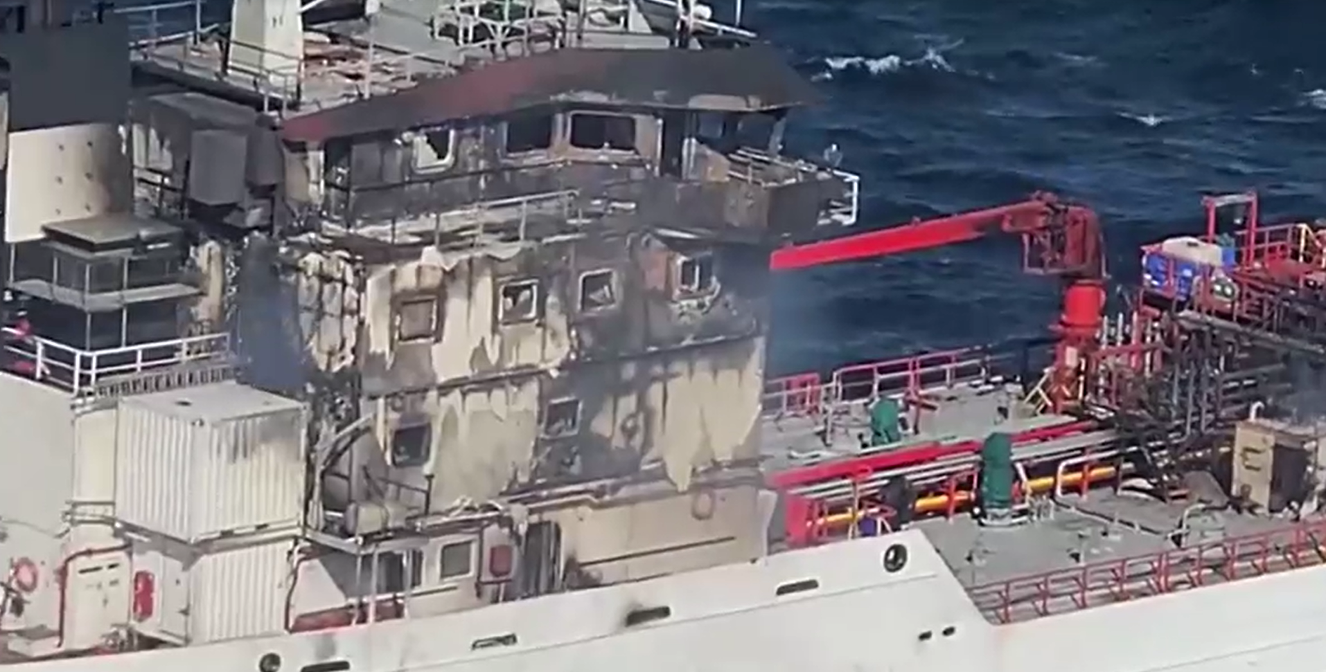 Navio-tanque 'Wine Trader' em chamas em águas romenas do Mar Negro; 7 tripulantes estão desaparecidos