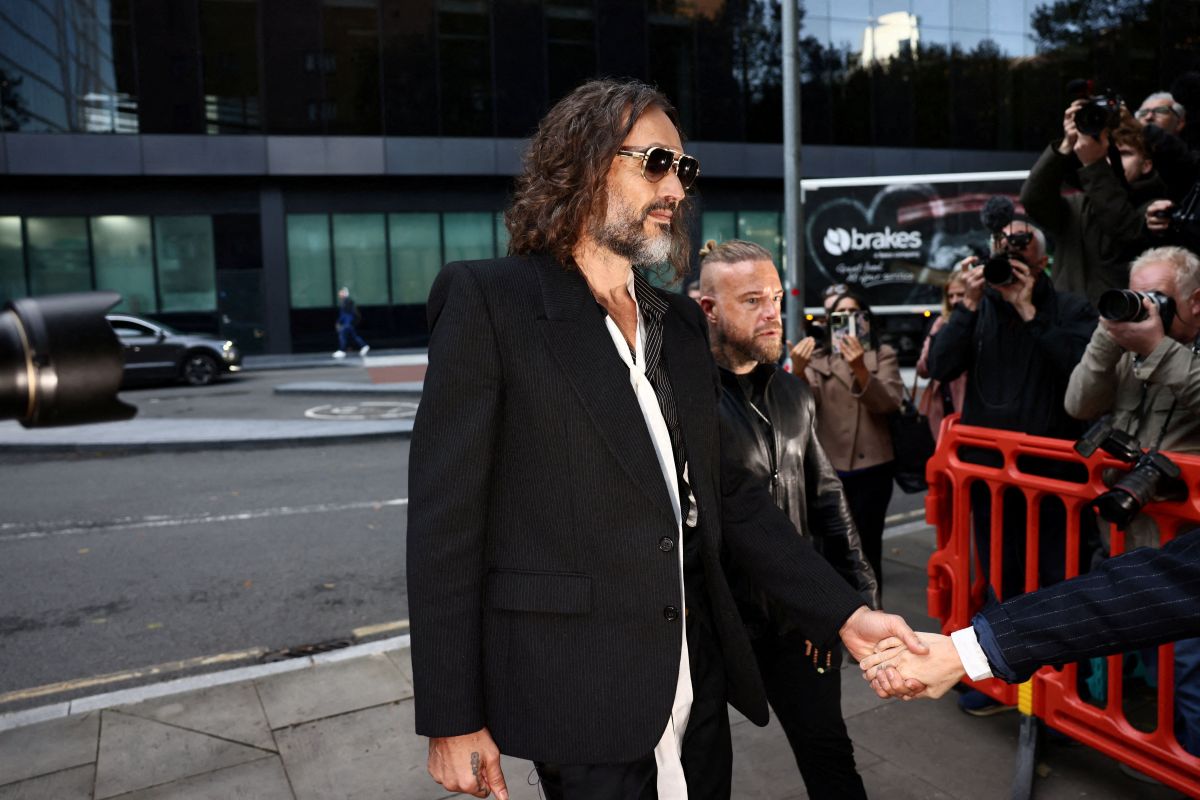 Russell Brand diz que amigos o abandonaram após acusações de crimes sexuais