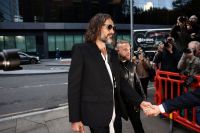 Mulher diz ter se culpado por estupro que atribui a Russell Brand