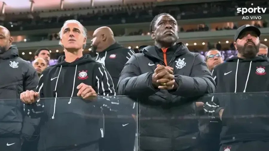 Corinthians empata com Vitória e evita nona derrota seguida no Brasileirão