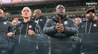 Seedorf abdica de camarote e vê Corinthians x Vitória na arquibancada