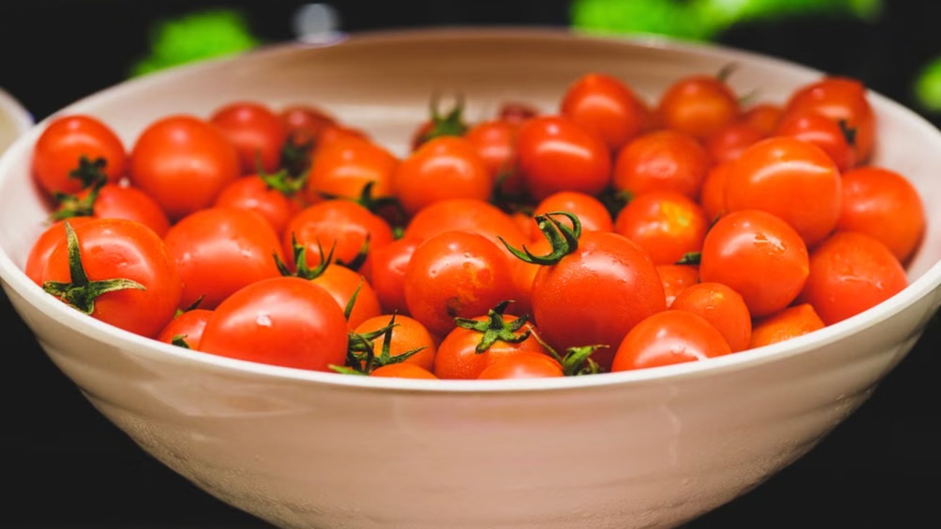 Chefs espanhóis concordam e explicam por que você deve esperar até 10 minutos antes de servir a salada de tomate. O hábito de levar o prato à mesa imediatamente reduz a integração do tempero; intervalo de 5 a 10 minutos combina o suco natural do fruto ao azeite de oliva.