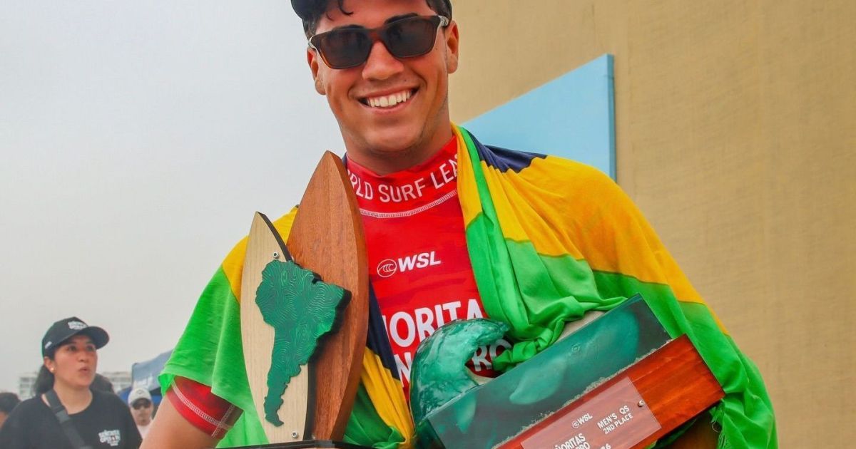 Rickson Falcão em treinamento de surfe, sorrindo na praia após o ataque, com postura de recuperação
