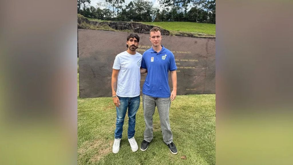 Rafael Zimermann e Maurício Wenick, sobreviventes do ataque do Hamas a Israel