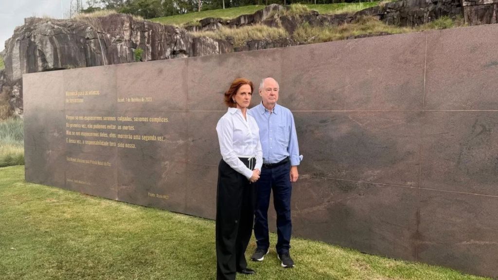 Celia Parnes presidente da Federação Israelita de São Paulo e David Klüger, presidente da Associação Cemitério Israelita de São Paulo Chevra Kadisha.