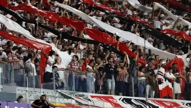 Torcedores do São Paulo protestando no Mineirão após o jogo contra o Cruzeiro