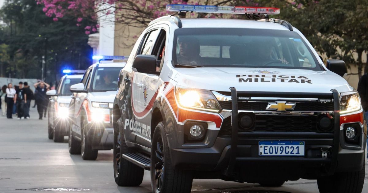 Policiais abordando carro na rodovia Pedro Eroles durante operação de resgate
