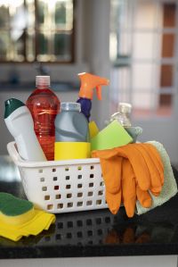 Como montar uma cesta de limpeza funcional sem gastar demais