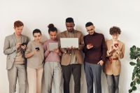 “FOMO” e “JOMO”: qual é o significado das siglas “cronicamente online” que ganharam popularidade nas redes sociais?