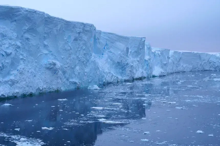 Estudo aponta que o recuo da geleira Thwaites pode elevar o nível do mar em até 3 cm até 2100
