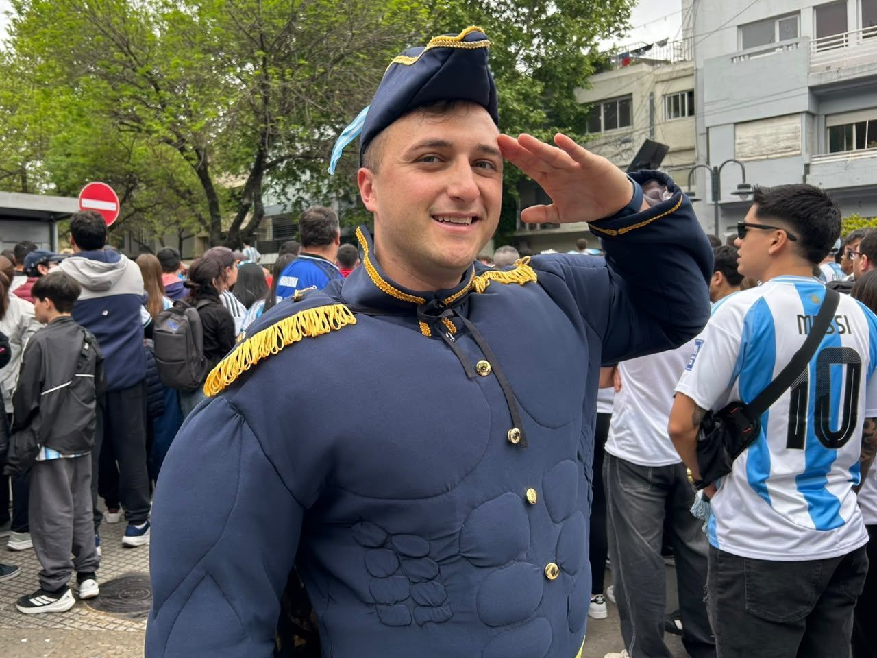 Torcedor vai à despedida de Messi fantasiado de José de San Martín, conhecido como herói da independência argentina • Luciana Taddeo/CNN Brasil