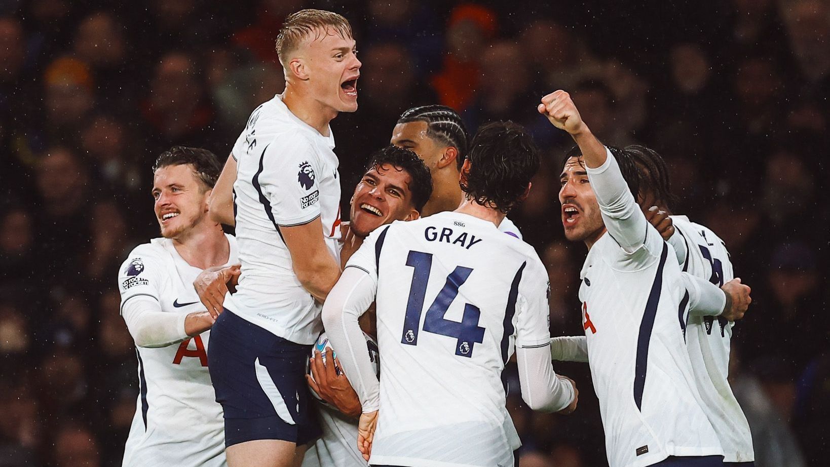 Tottenham vence o Chelsea em clássico com direito a gol bizarro de goleiro