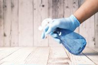 Como ler rótulos de limpeza e reduzir riscos em casa