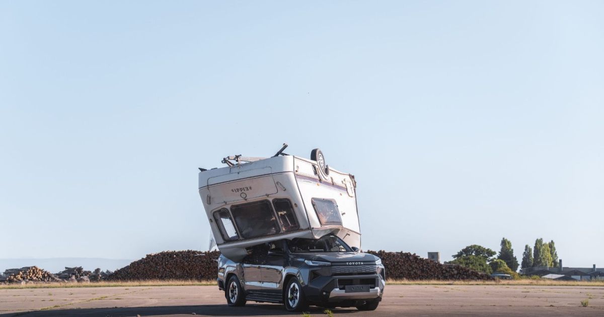 Toyota joga trailer de 760 kg sobre Hilux EV a 9 metros de altura; confira