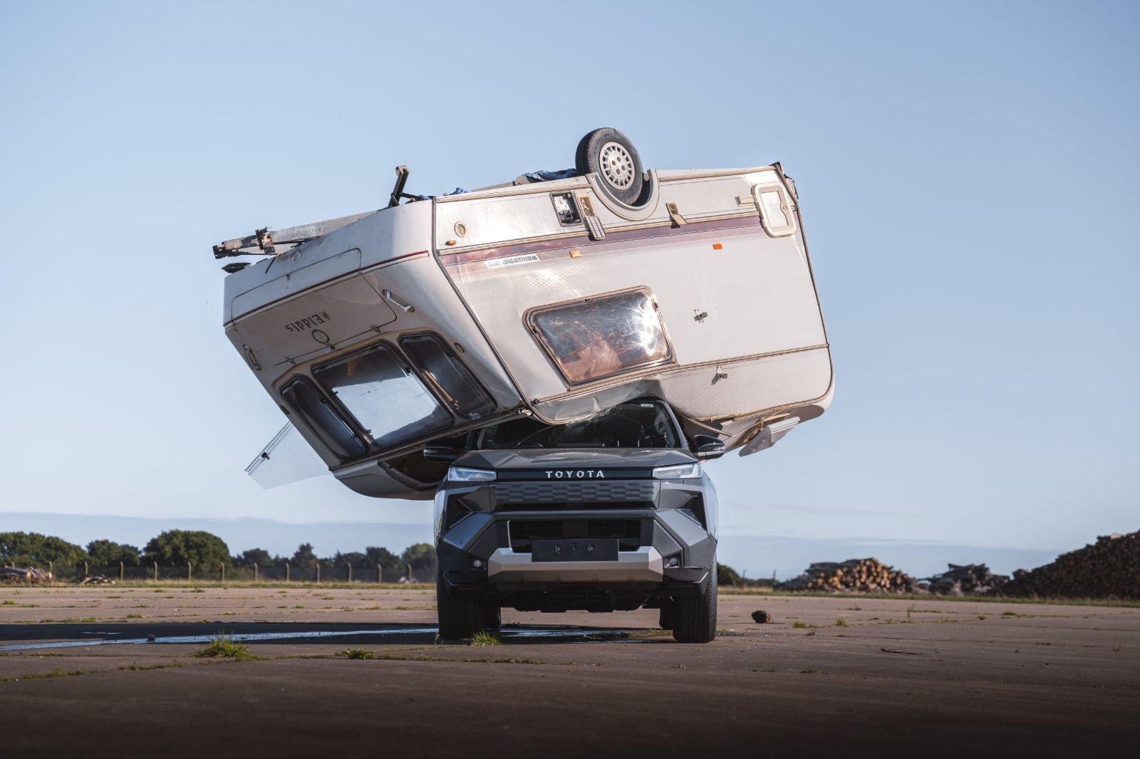 Toyota encenou um teste extremo com Hilux EV • Toyota/Divulgação
