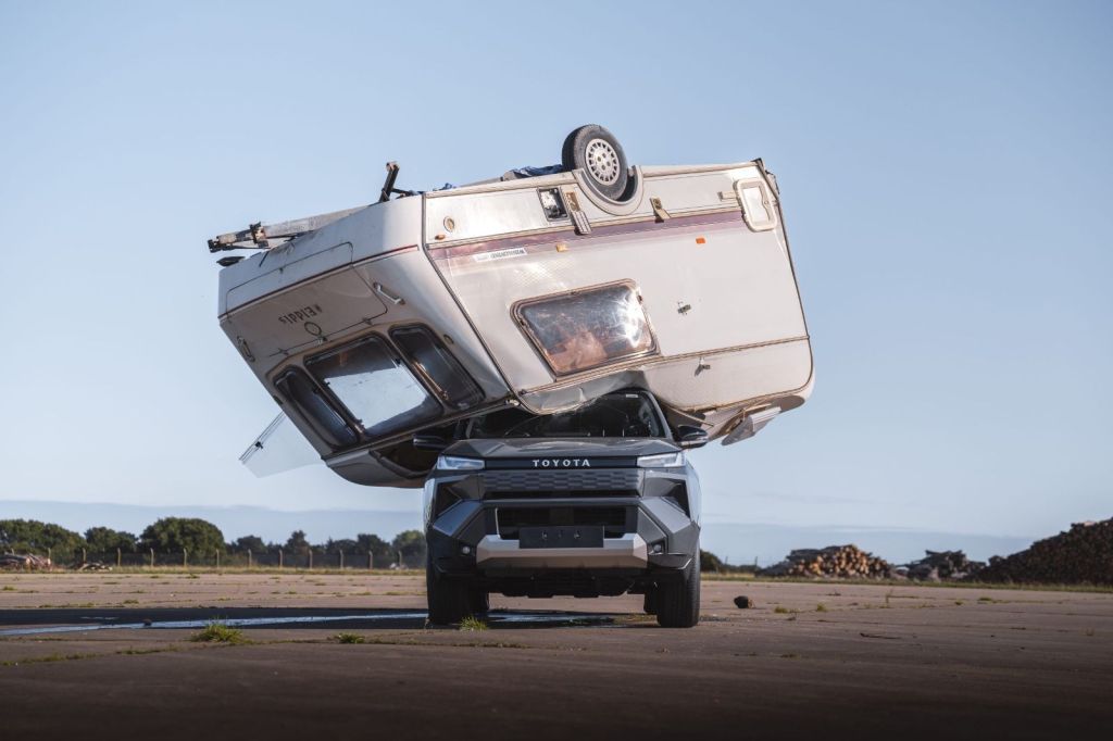 Toyota encenou um teste extremo com Hilux EV