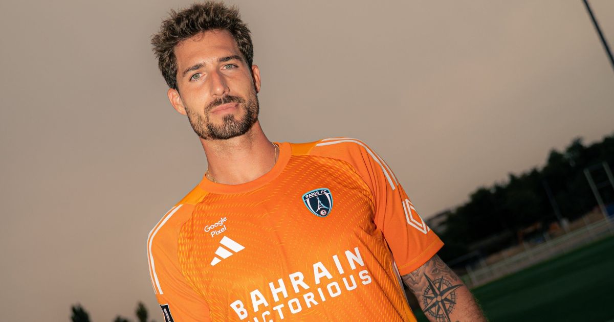 Kevin Trapp em treino do Paris FC com sua camisa