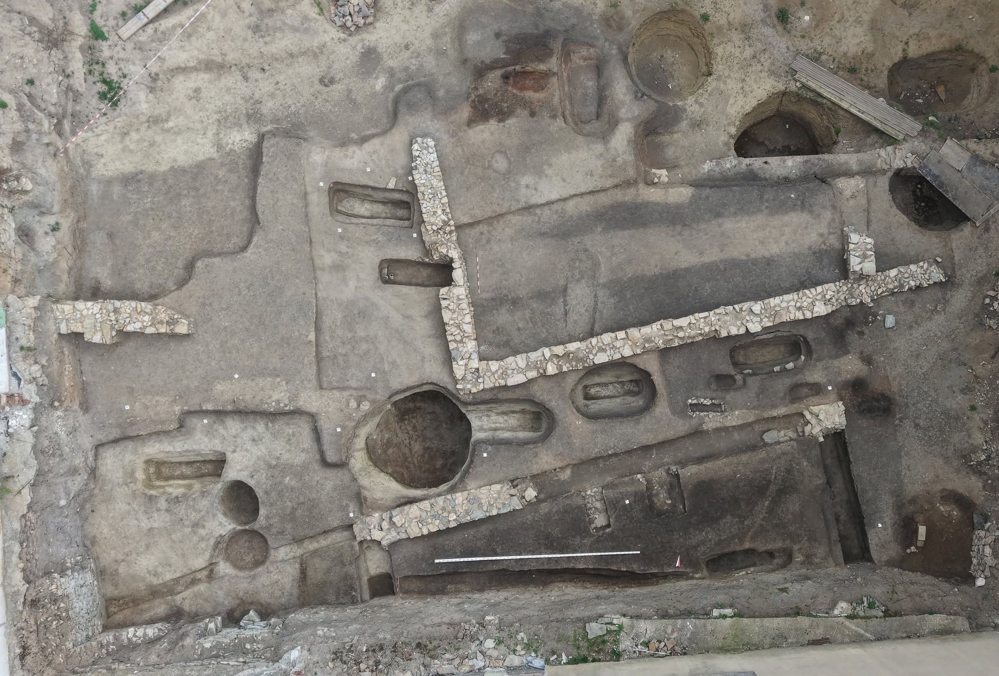 Necrópole encontrada durante escavação na Bulgária • Reprodução/Facebook/Museu de História Regional de Stara Zagora