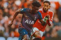 Tottenham empata com o United no fim e sai da lanterna da Premier League
