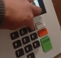 MP denuncia Zema após candidato entrar com celular na cabine de votação