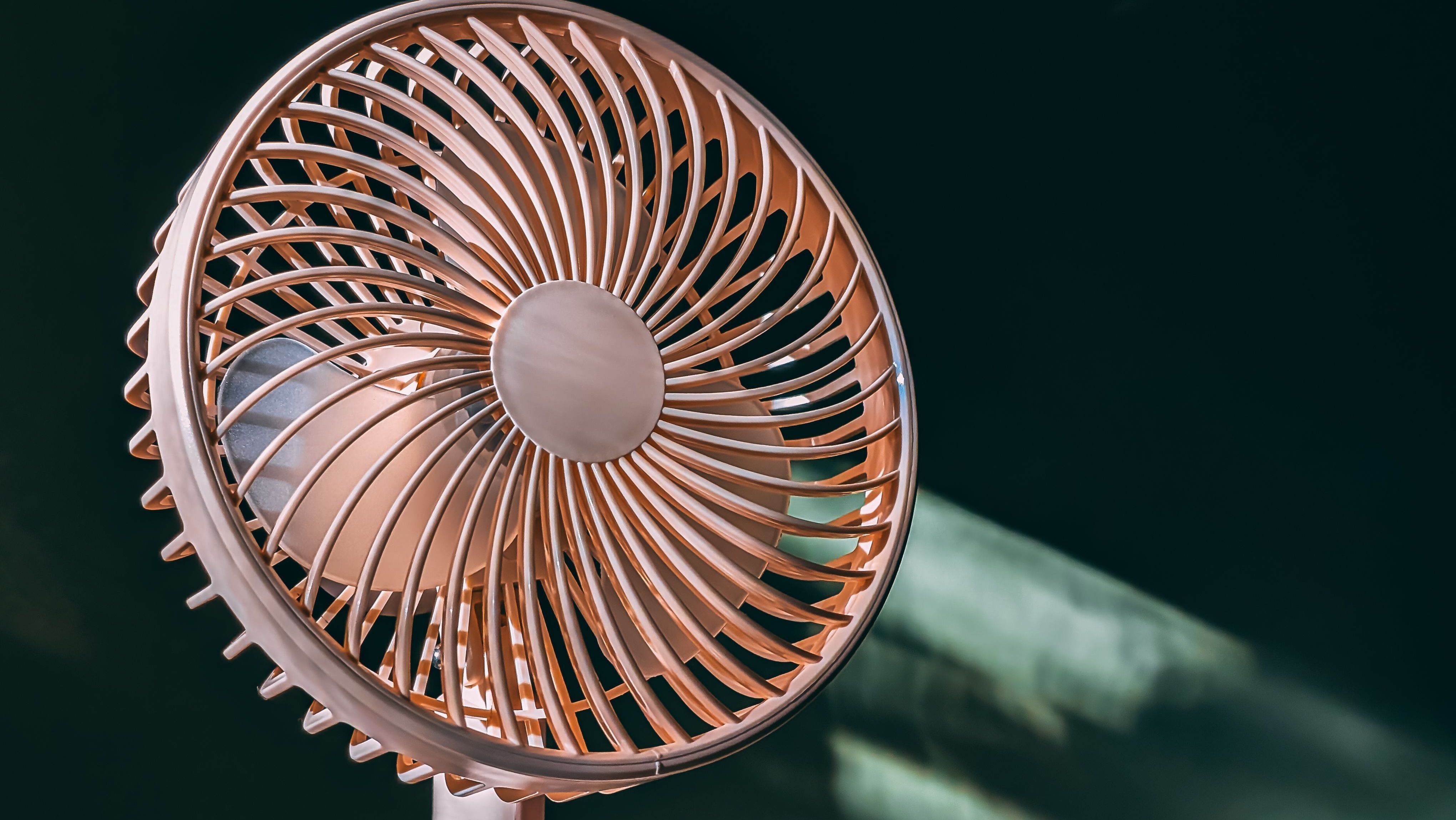 Ventilador: "refresca mais se ficar virado para a janela"