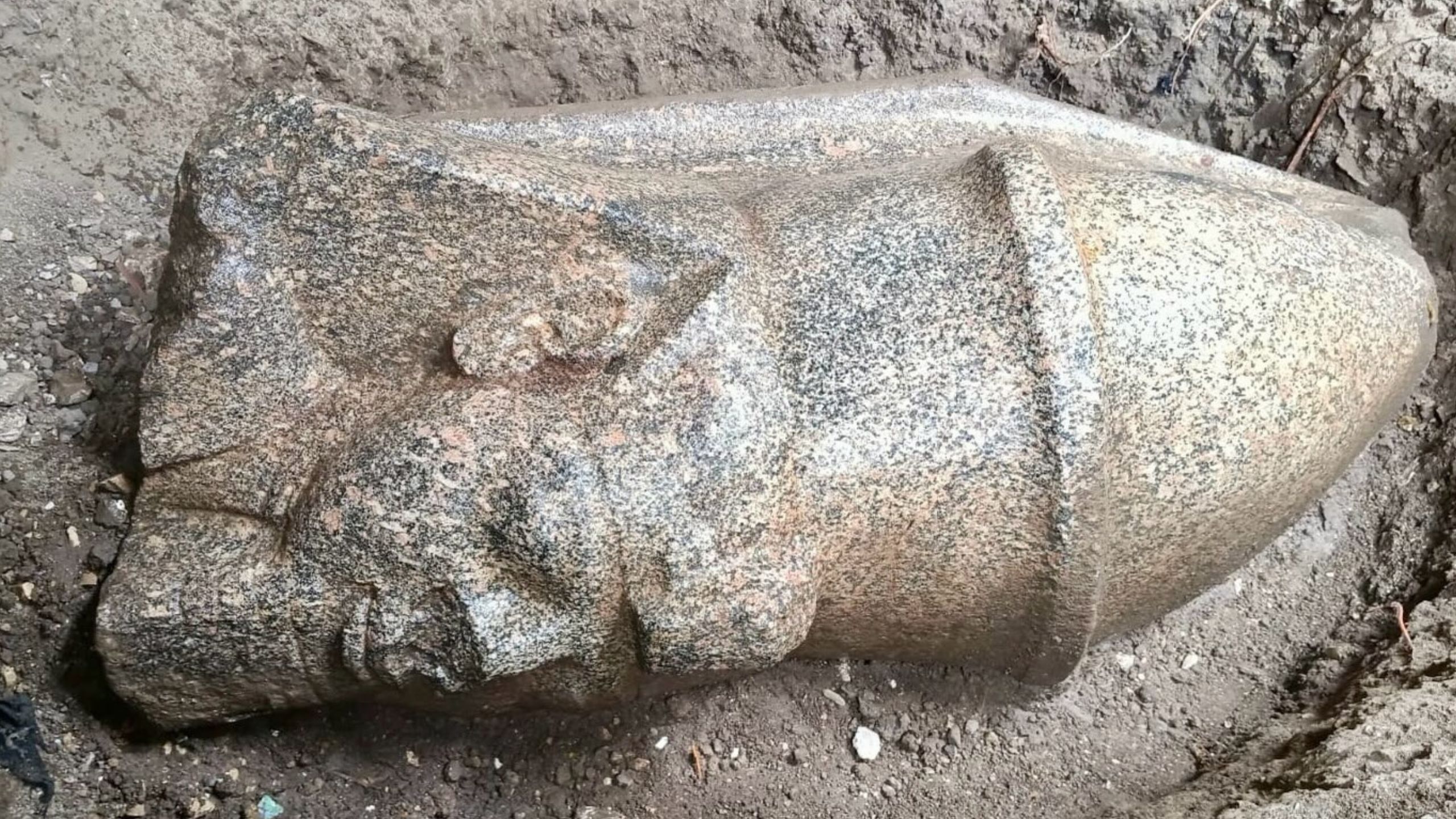 Escavações no Egito revelam estátua de mais de 8 metros de um faraó que governou a região há 3 mil anos