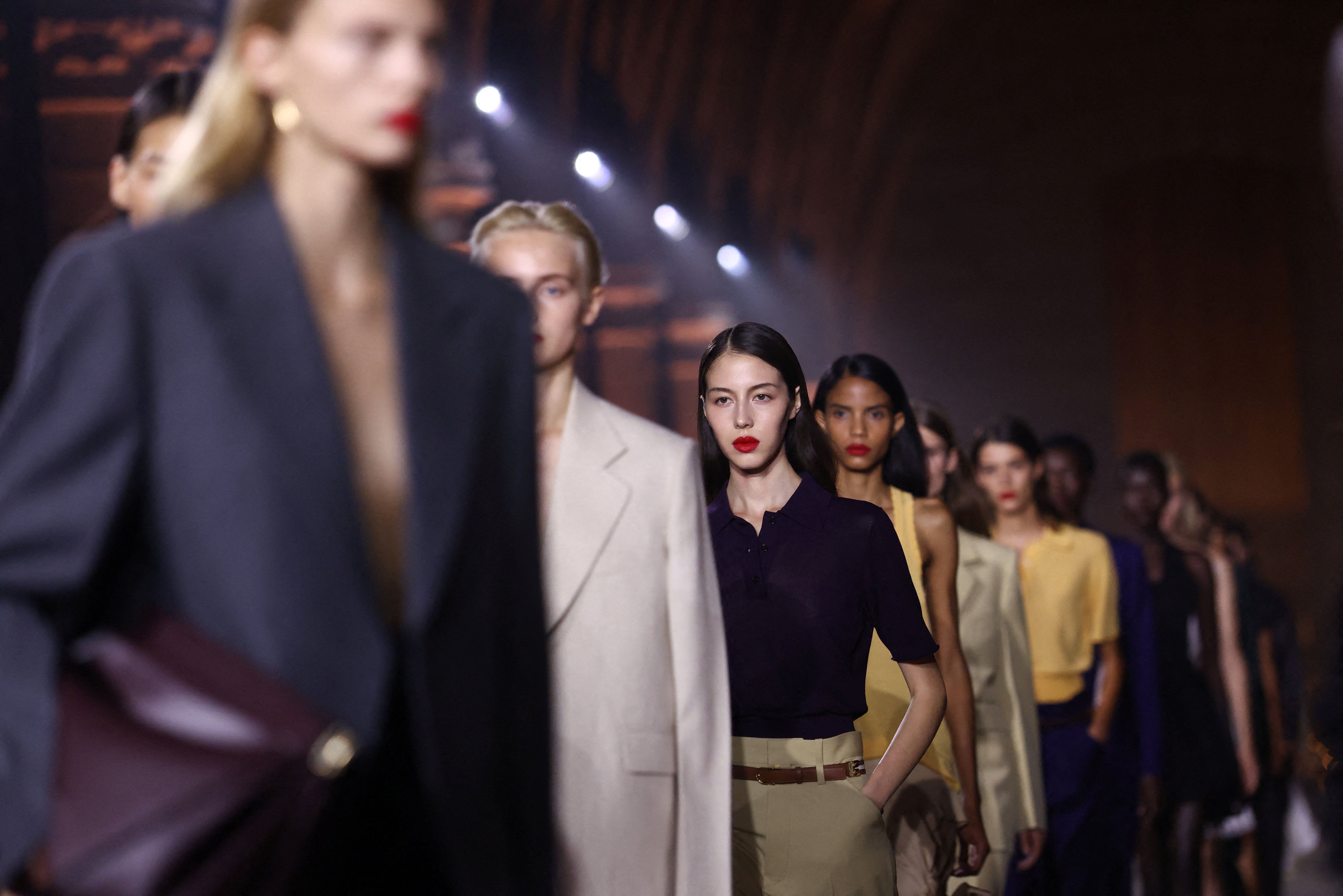 Modelos apresentam criações da estilista Victoria Beckham, parte do desfile de sua coleção de prêt-à-porter feminino Primavera/Verão 2027, durante a Semana de Moda de Paris