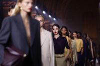 Victoria Beckham brilha com ternos oversized na Semana de Moda de Paris